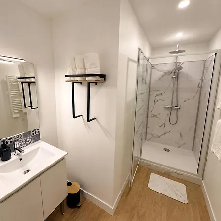 1 Apartment *